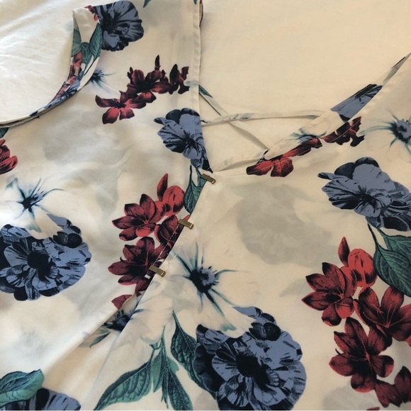 Dynamite floral sleeveless blouse. Size XS. - Picture 6 of 7